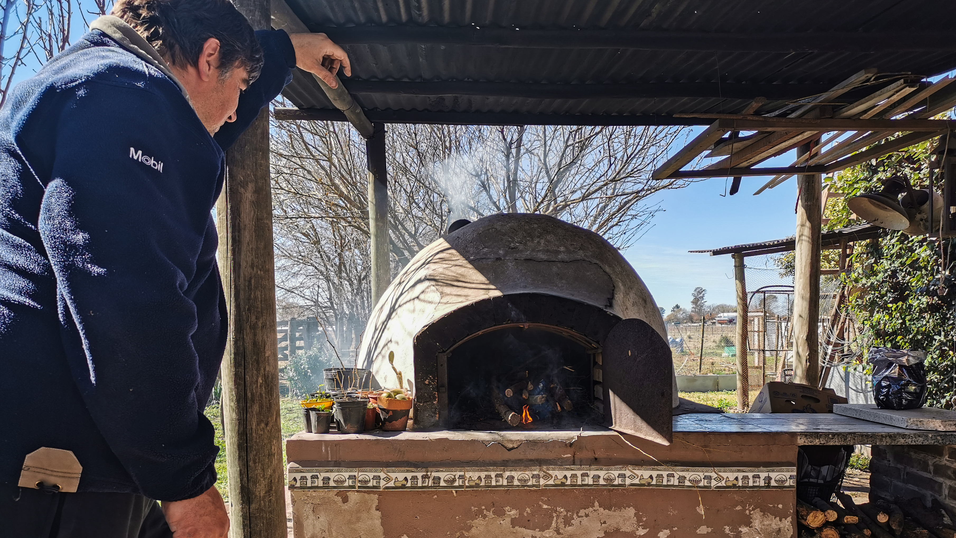 Fabián encendiendo el horno